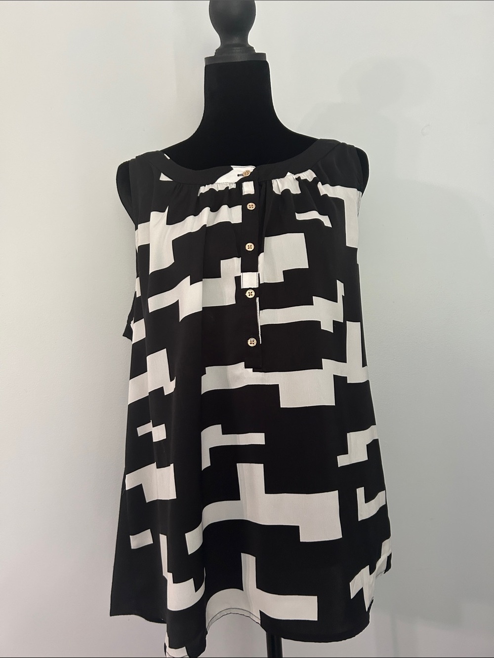 Kenneth Cole Black and White Geometric Sleeveless Tank